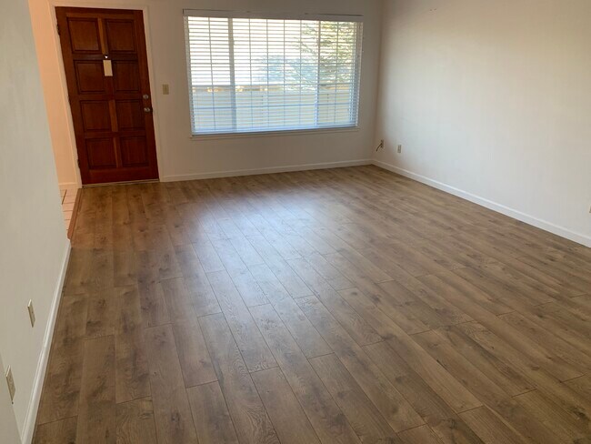 Spacious living room - 3567 Farm Hill Blvd