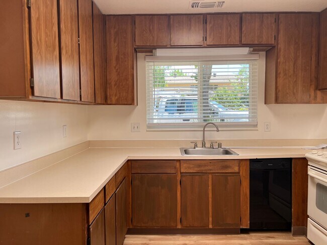 Foto del edificio - Great 1 bedroom 1 bathroom cottage on wooded lot in Citrus Heights
