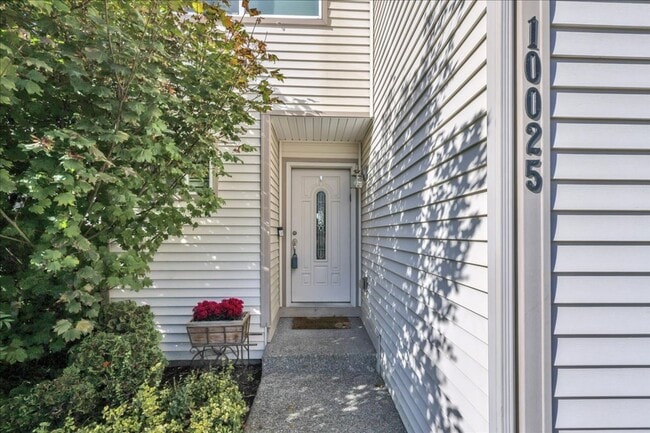 Building Photo - Stylish Yelm Home with A/C, Butcher Block Counters & Fully Fenced Yard!