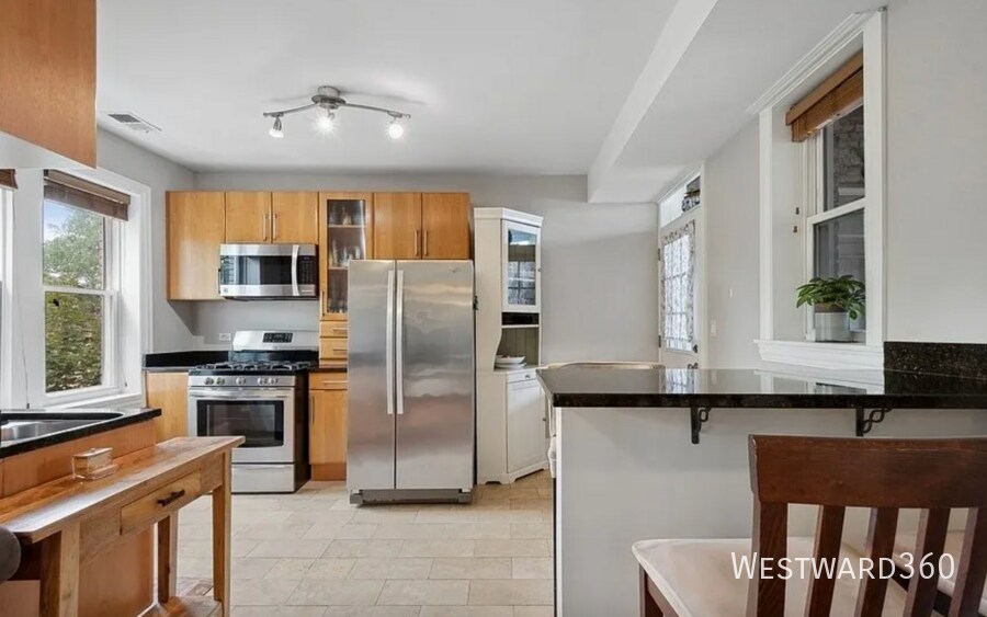 Primary Photo - 2656 W Lunt Ave