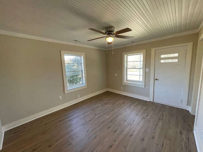 Building Photo - 3 bedroom 2 bathroom renovated house.  Cat...