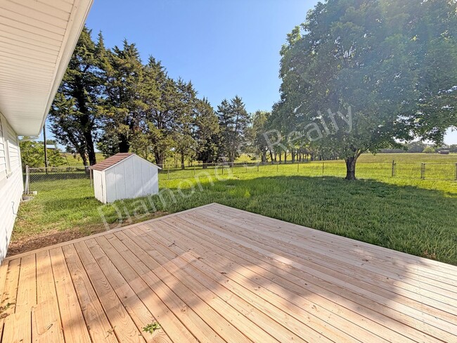 Building Photo - 5 Acres!! Country Home with Shop Building & Spacious Yard Available!