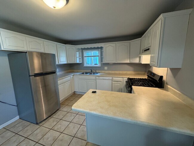 Building Photo - Rent Ready 3 Bedroom 2 Bathroom in Moline
