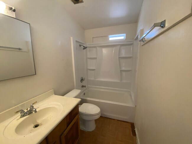 Building Photo - Mesa Centrally located