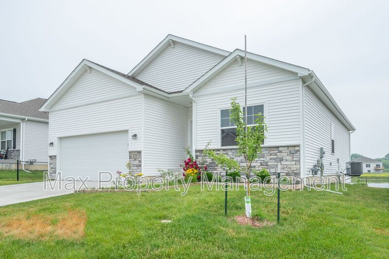 Primary Photo - 425 SE Willow Run Ln