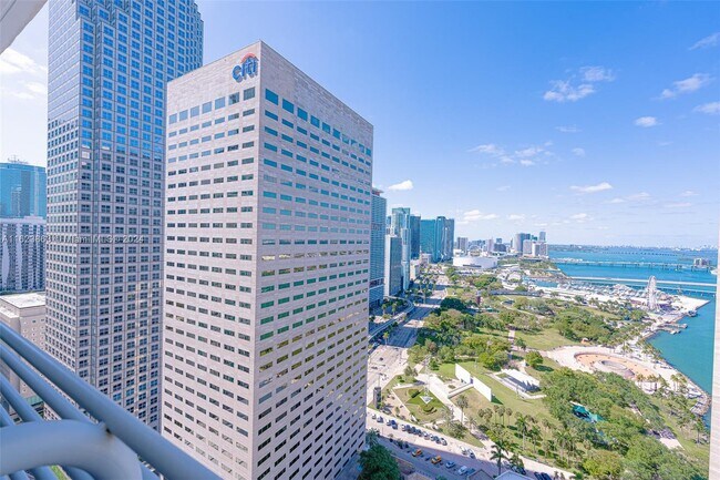 Foto del edificio - 325 S Biscayne Blvd