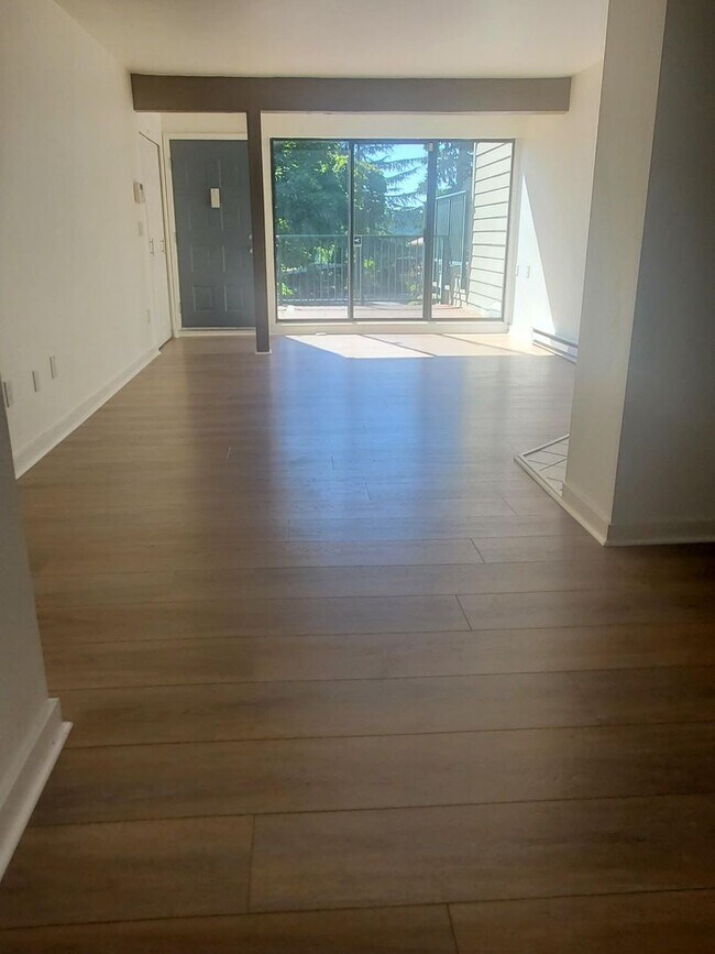 Foto del edificio - Modern 1 Bed Condo Offering 1 Month in Ren...