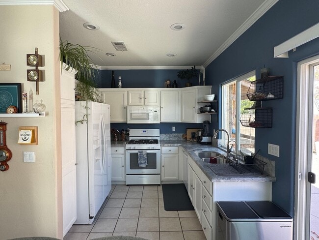 Building Photo - Modern Comfort in a Prime Location !