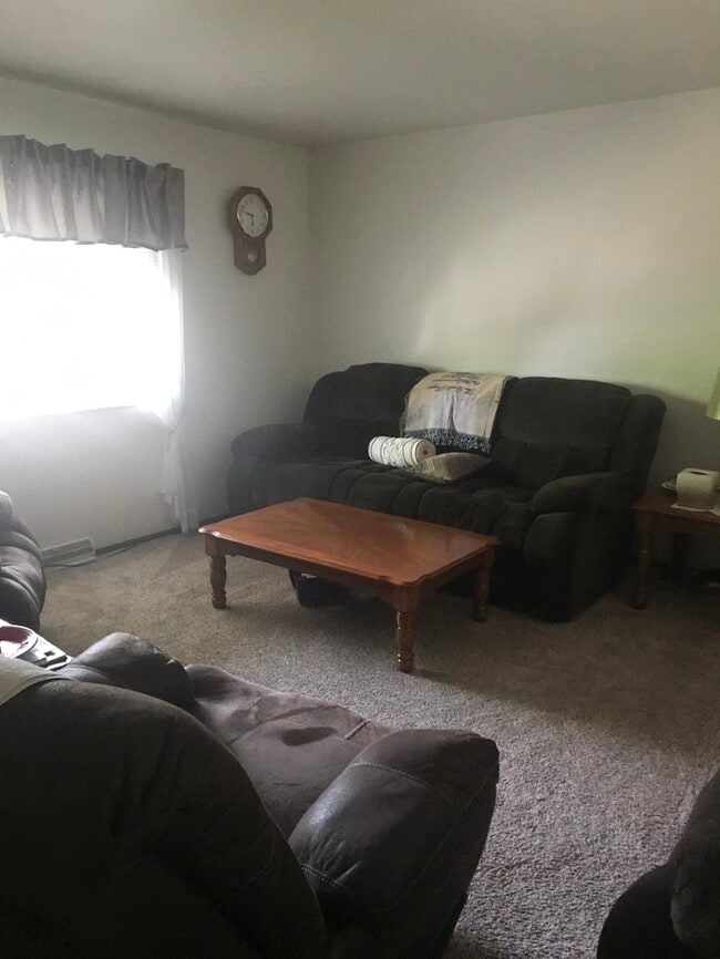 Building Photo - Spacious 2–3 Bedroom Townhouse | 2 Bathroo...