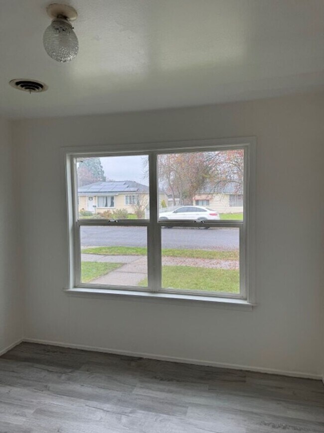 Foto del edificio - FRESHLY UPDATED 3 BEDROOM/ 1 BATH HOME - COMING SOON!!