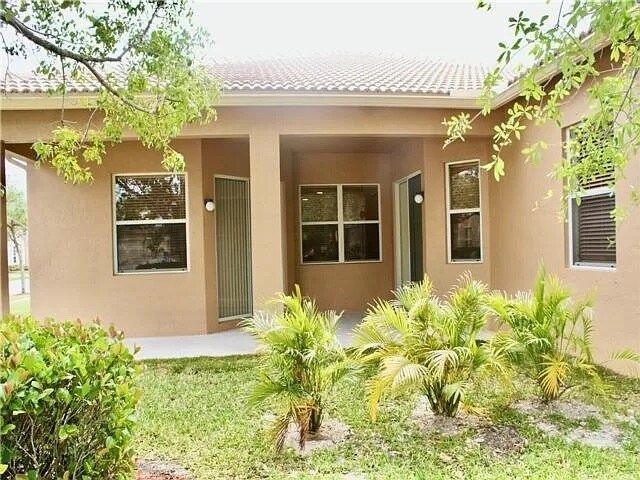 Back of the house - 19105 Stonebrook St