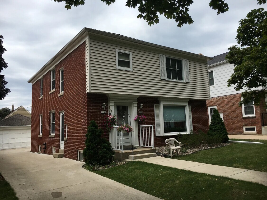 2103 N 84th St Unit Lower, Wauwatosa, WI 53226 Apartments in