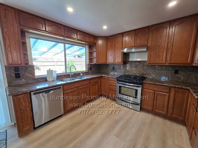 Foto del edificio - Charming updated 3-Bedroom, 2 bathroom Home with Expansive Outdoor Living in Rohnert Park