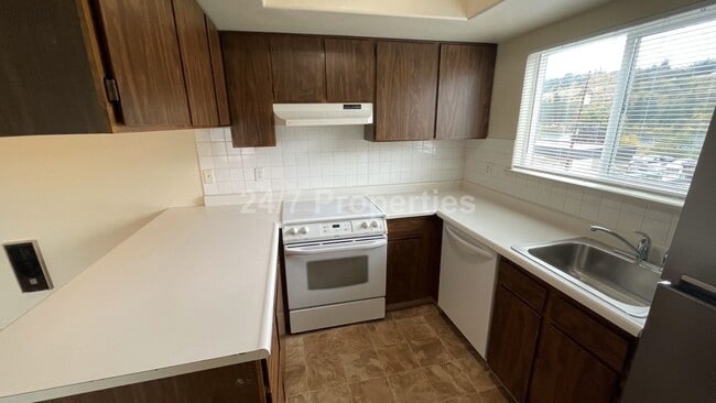 Building Photo - 2BD I 1BA - Oregon City