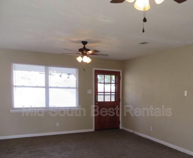 Building Photo - 413 Lindenhurst Dr