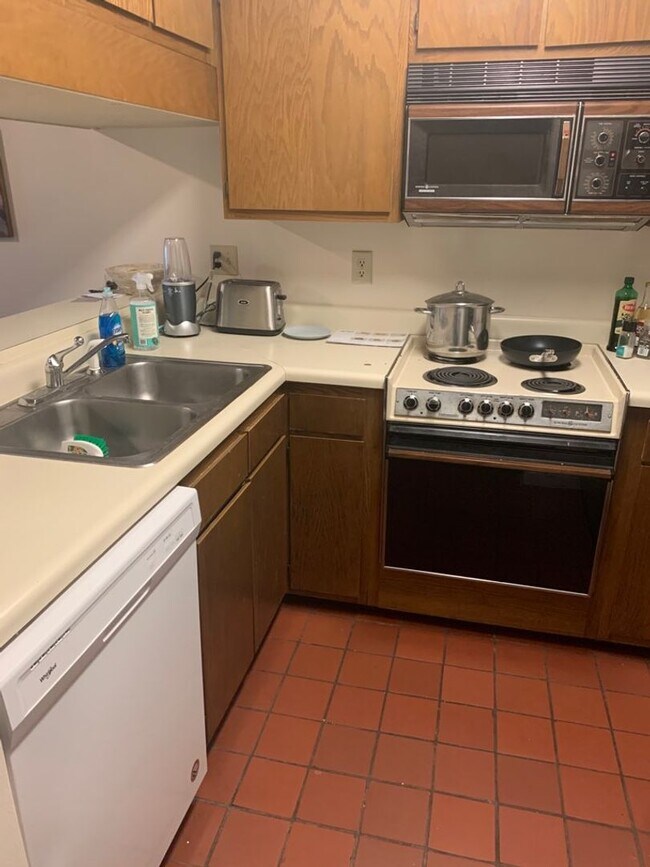 Foto del edificio - Chapel Hill /Chancellors Square Condo