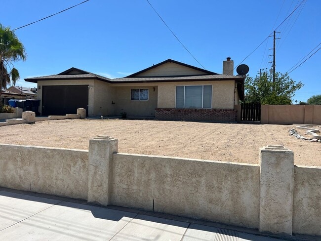Foto del edificio - 3 Bedroom 2 Bathroom House with RV Parking...