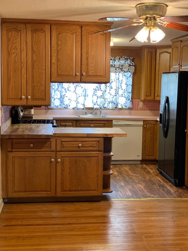 Building Photo - 62 Oakmont Dr