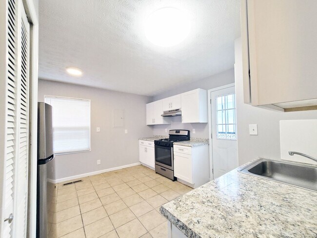 Building Photo - 3 Bed - 1 Bath Cape Cod for Rent!
