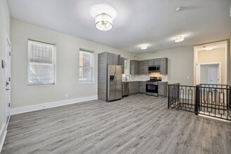 1924-1926 Spruce St - 8