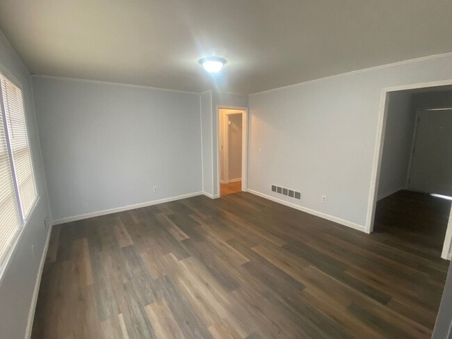 Building Photo - 221 Ramblewood Dr