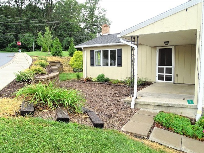 Building Photo - 124 Carriage Way