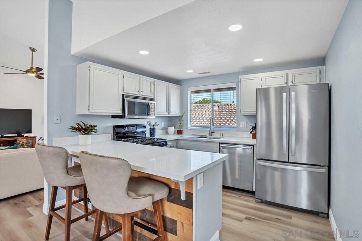 Foto principal - Charming 3 bed and 2 bath, top-floor townh...