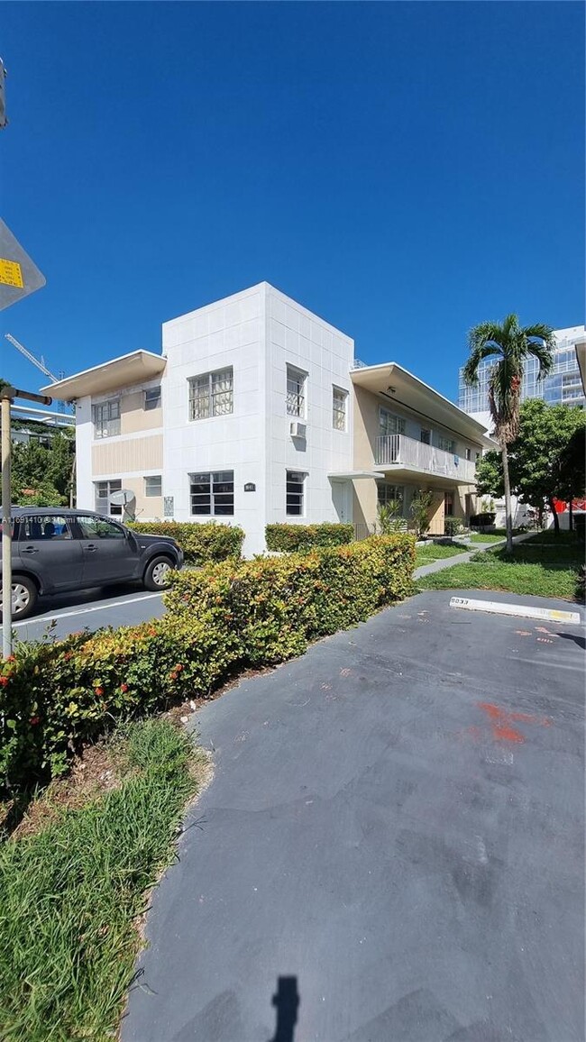 Foto del edificio - 9041 Harding Ave