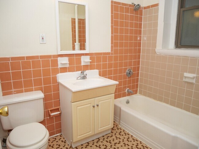 Foto del edificio - 1382 Beacon St
