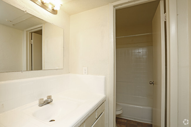 2BR,1BA - 717SF - BATHROOM - Villa de Oro Apartments