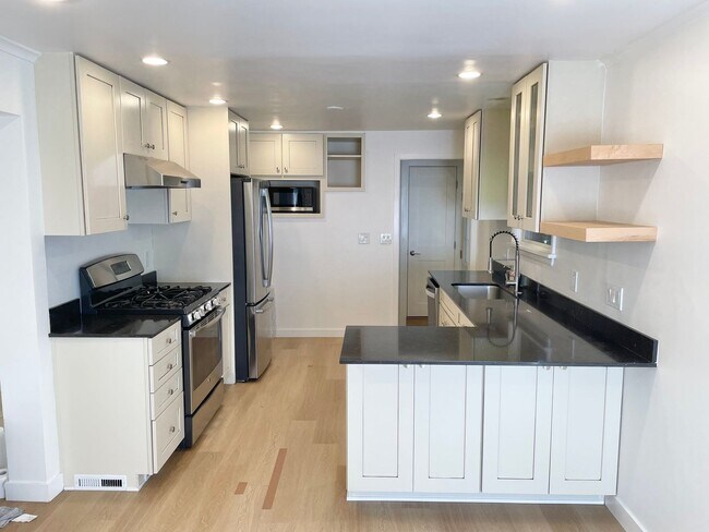 Building Photo - Gorgeous Four-Bed Home in Ballard!