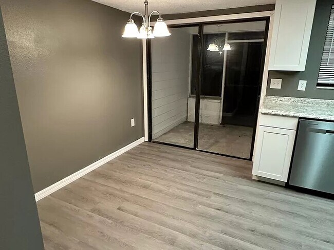 Foto del edificio - 1415 Ridge Lake Court