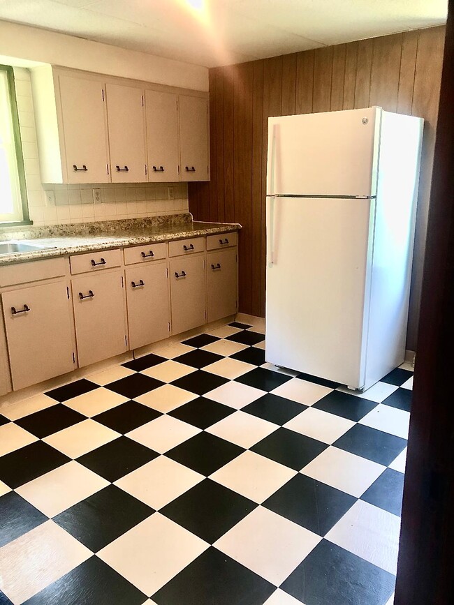 Kitchen w/ included fridge/freezer - 386 Freeport Rd