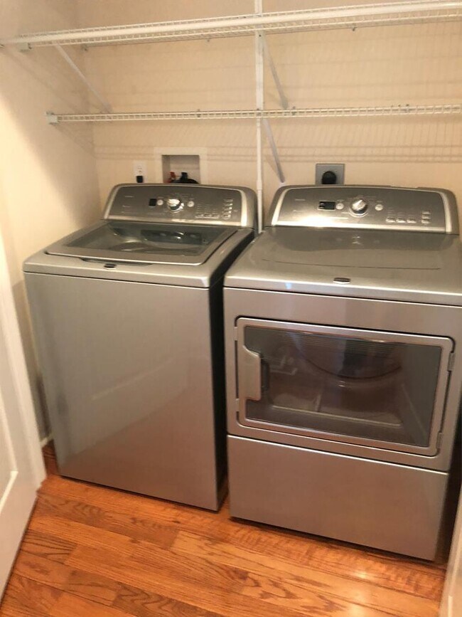 Building Photo - 513 Nicholas St SE