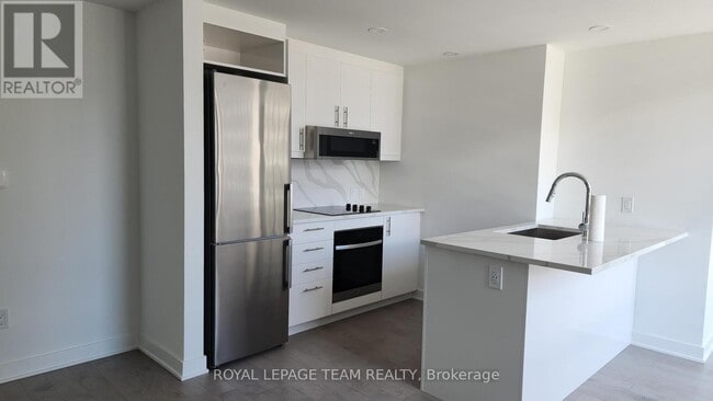 Building Photo - 340 Queen St