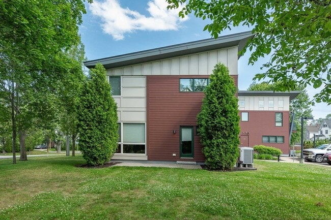 Building Photo - 659 Dennett St