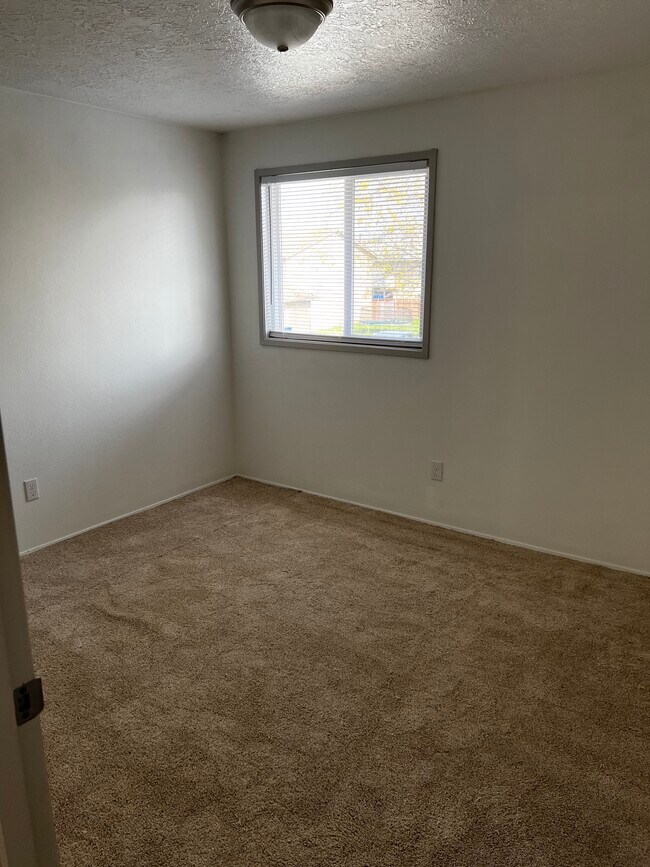 MASTERBEDROOM - 3653 47th Ave NE