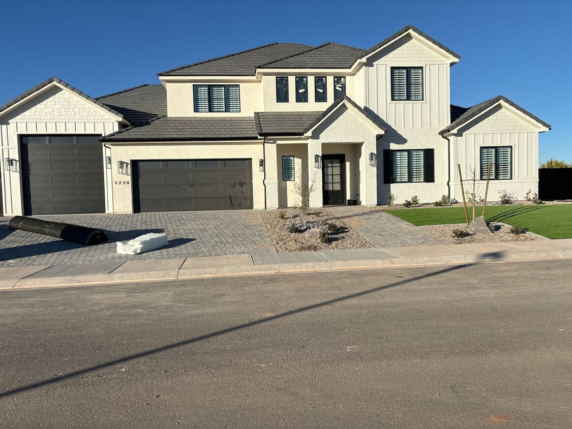 Foto principal - 6 bed / 4 bath / 3 car garage custom home ...