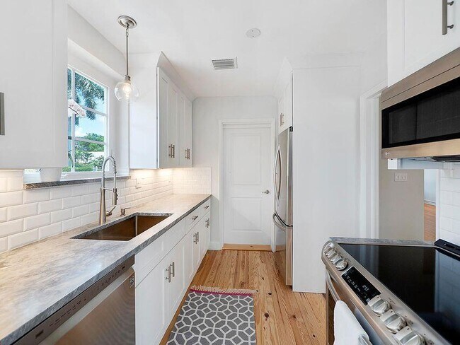 Building Photo - 1029 N Palmway