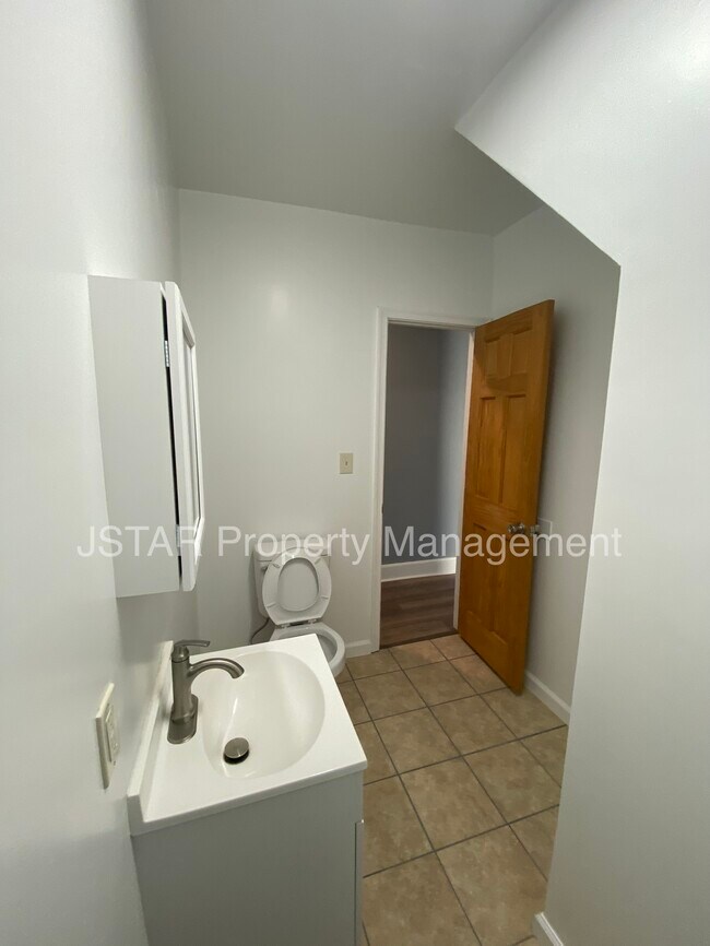 Building Photo - 738 Pear St