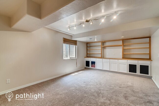 Building Photo - 423 S Maple Ave