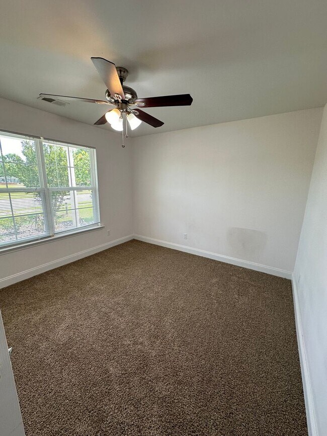 Building Photo - 4 Bedroom 2 Bath home in gated community i...
