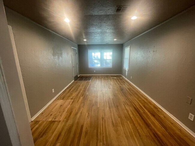 Foto del edificio - 3 bed, 1 bath , beautiful wood floors, fen...