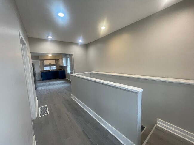 Building Photo - 659 Freeland Ave