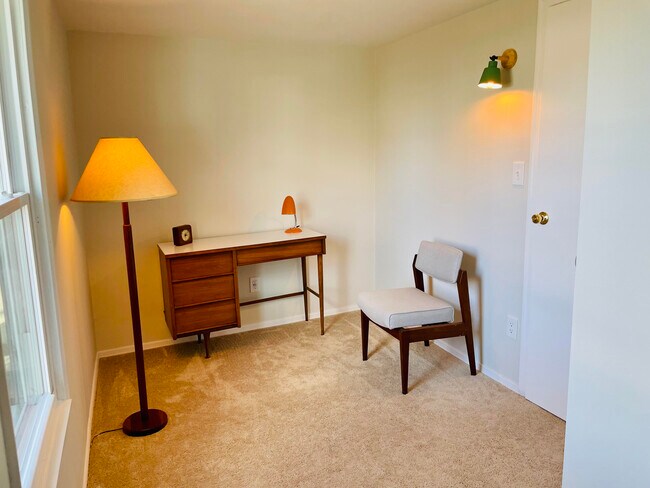 bedroom/office - 8712 Bayside Rd