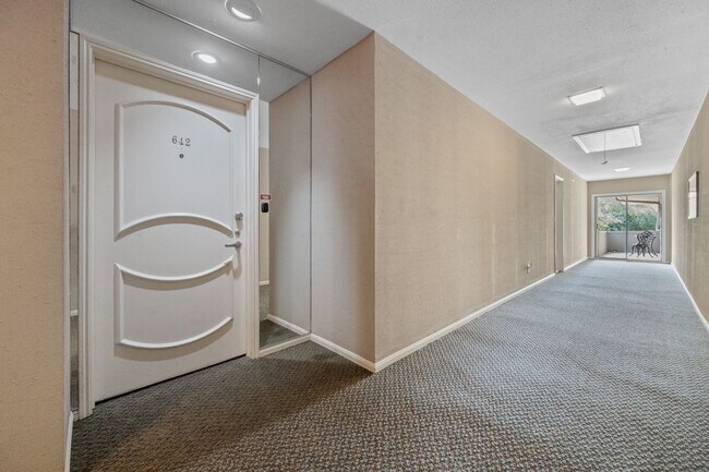 Foto del edificio - 642 S Ripple Creek Dr