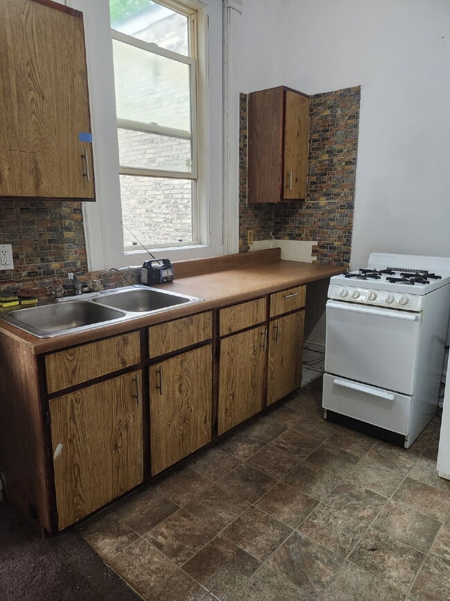 Building Photo - Charming 1-Bedroom Retreat in Duluth's Hea...