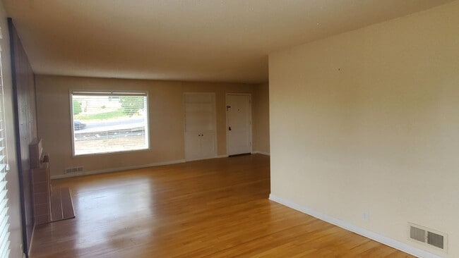 Building Photo - Spacious 2 Bd Main Level Duplex