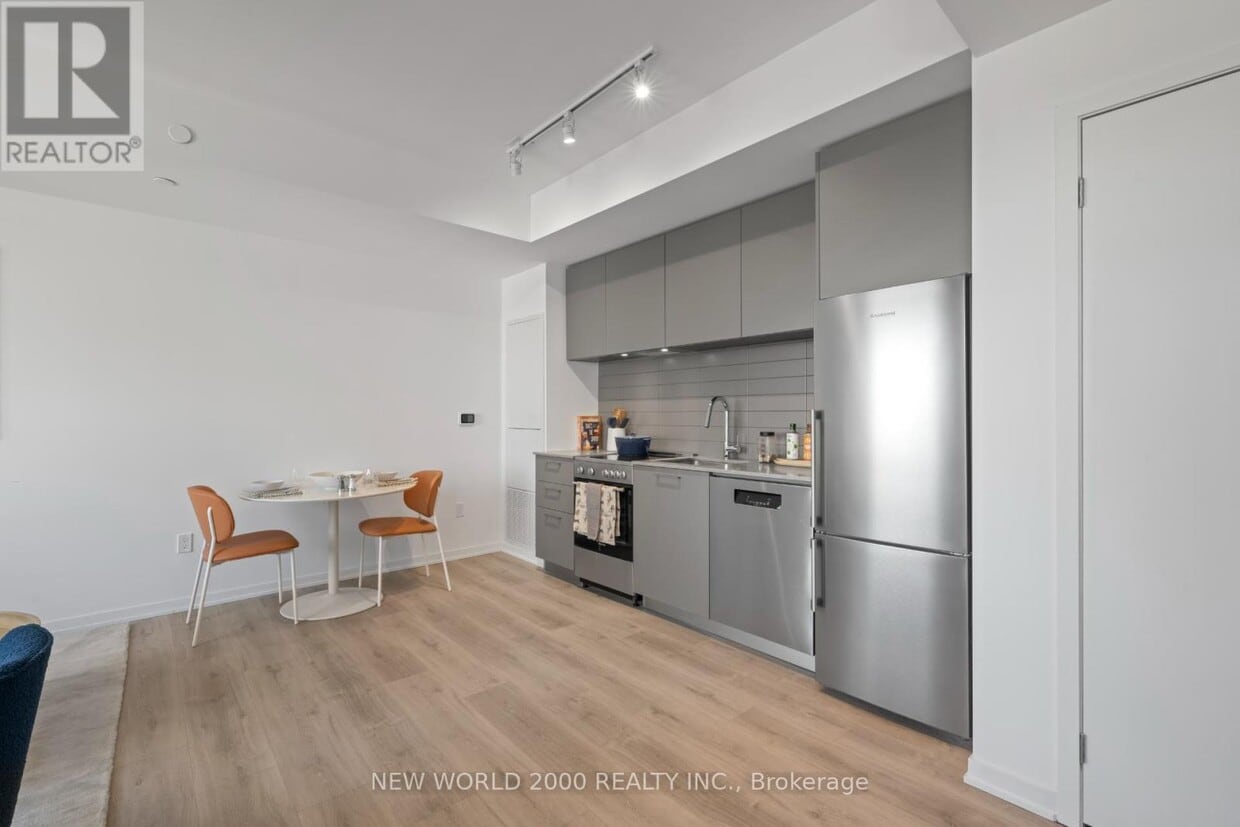 Primary Photo - 101-101 Roehampton Ave
