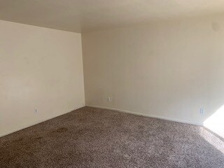 Building Photo - 2 bed 1 bath spacious duplex off State St.